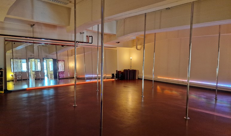 Paaldans Balance/Handstand - JEZEBEL STUDIO